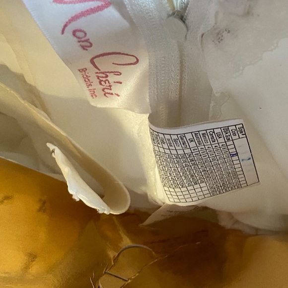 Gorgeous Wedding Gown for sale! Great price! - Picture 3 of 6